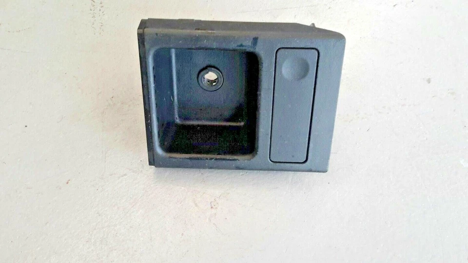 Оригинальные консольные подстаканники для монет 51168217957 для 2001-2005 BMW 325ci 325i 325xi 330c - Изображение 2 из 4