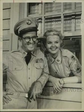 1985 Press Photo Actor Phil Silvers & Woman Portray Army Officers - sap59841