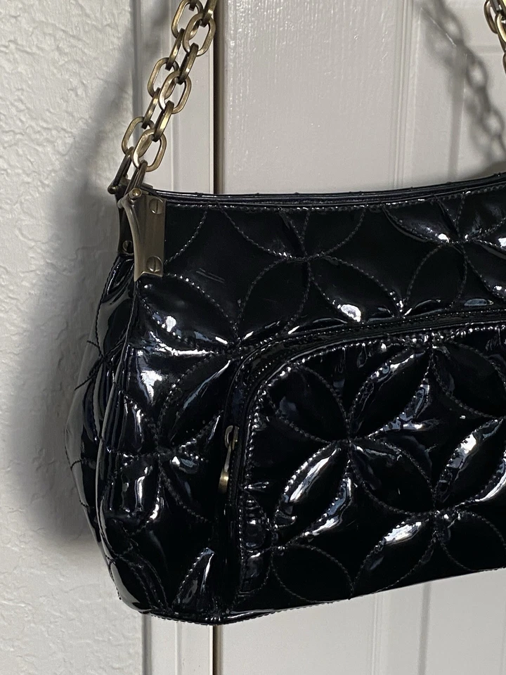 Bolso de hombro Eric Javits acolchado con diamantes charol negro. Foto 2 de 4