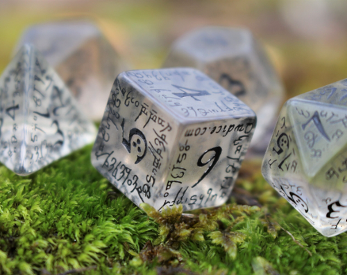 Juego de dados Elvish translúcido y negro - 7 piezas para juegos de mesa 5e DND RPG - Imagen 7 de 9