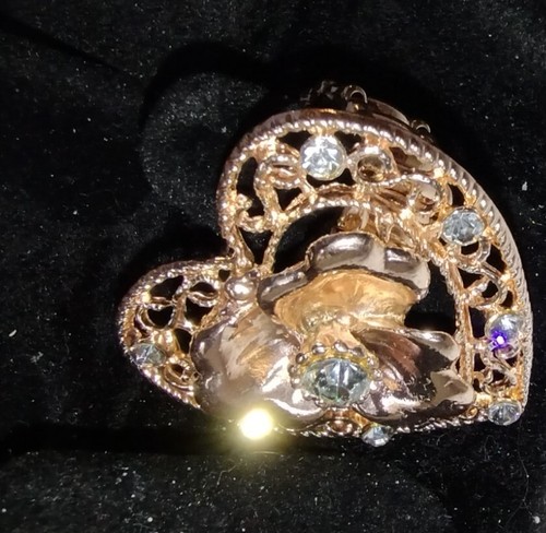 Rose gold tone flower heart ring, rhinestones statement stretches ring 2' wide. - Picture 5 of 6