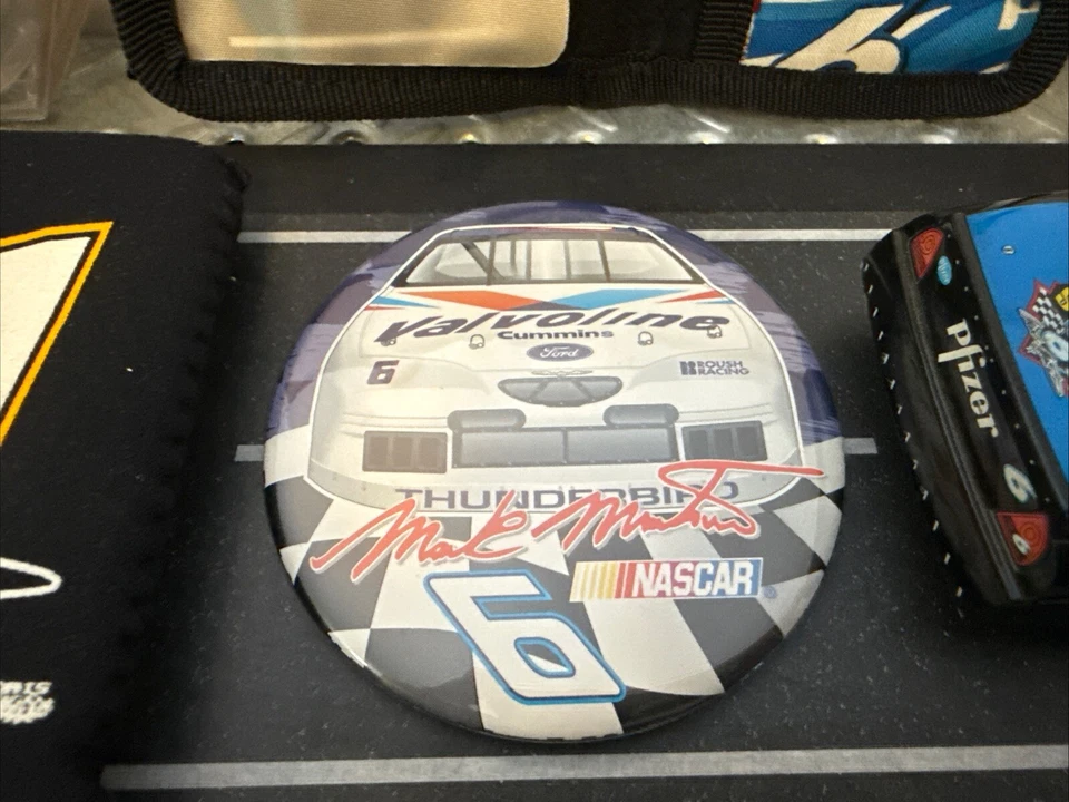 VTG 3 1/2" PINBACK BUTTON NASCAR - MARK MARTIN #6 + 5 Random Lot - Image 2 of 4