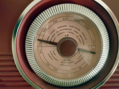 Vintage Am-FM-Radio A Replica of a 1932 Cathedral style radio