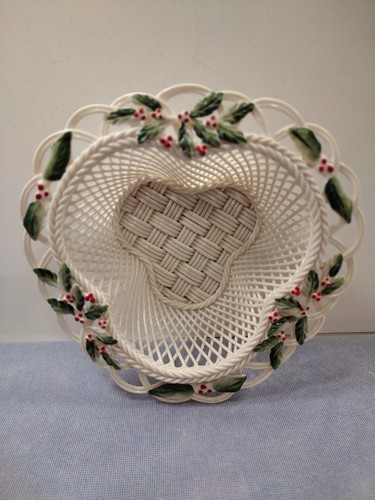 BELLEEK OF IRELAND - 2016 HOLLY BERRY BASKET w/ Mistletoe (COA) New in Open Box - Picture 11 of 24