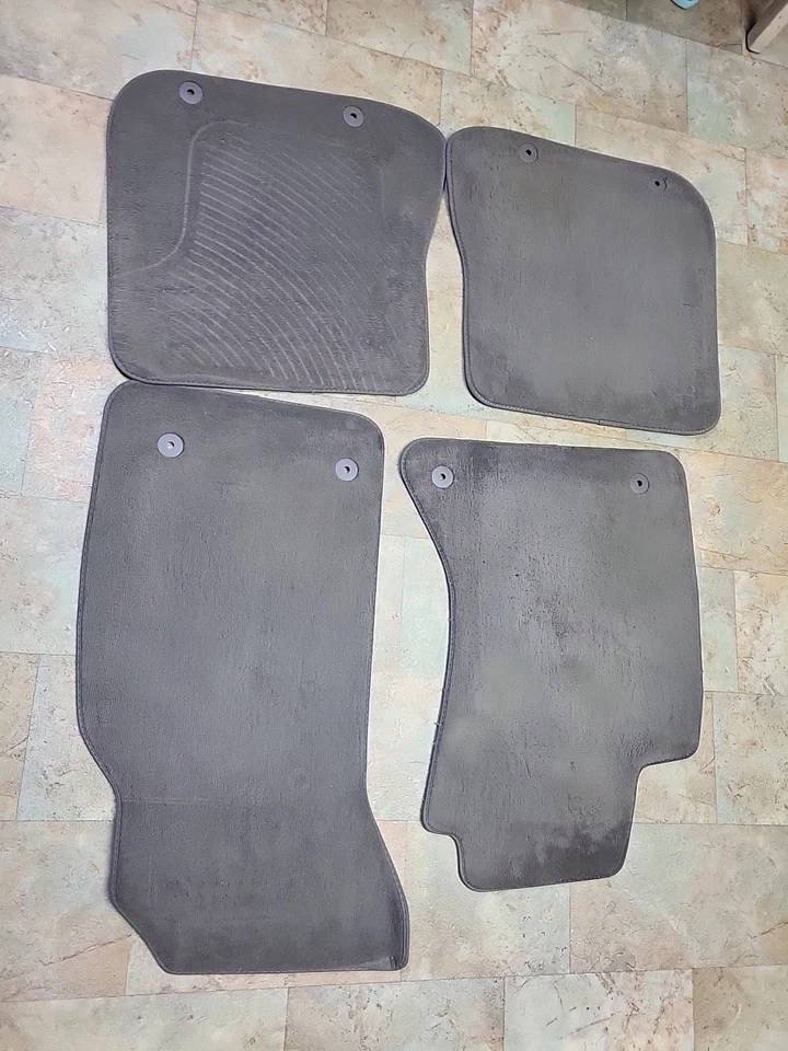 Alfombrillas Audi B5 A4 S4 OEM GRIS; ligeramente desgastadas por la edad. Foto 3 de 4