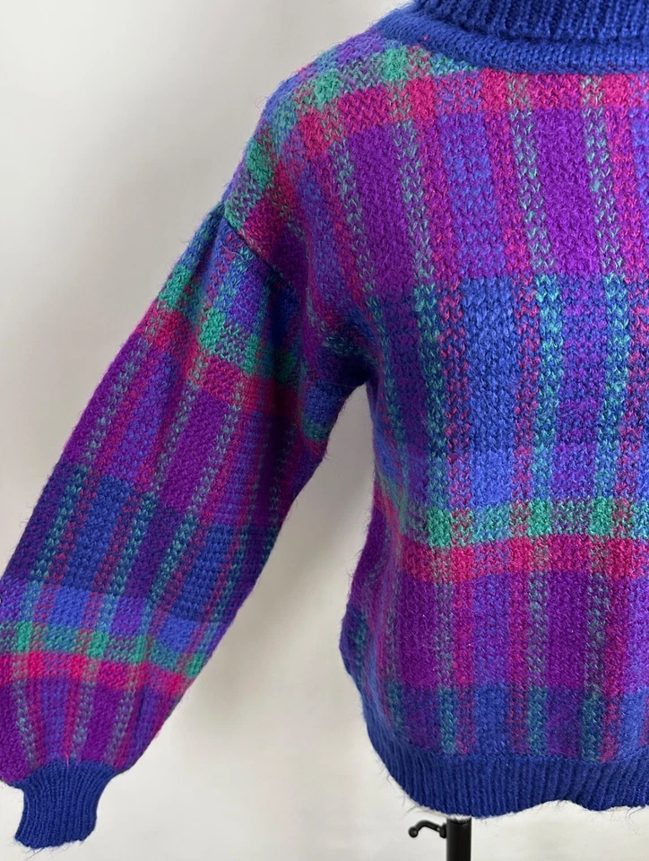 Suéter feminino vintage anos 90 gola alta malha acrílica difusa média xadrez tom joia - Imagem 4 de 4