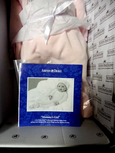 Muñeca bebé Ashton Drake de tela y vinilo "Mommy's Girl" de Ping Lau con certificado de autenticidad - Imagen 7 de 7