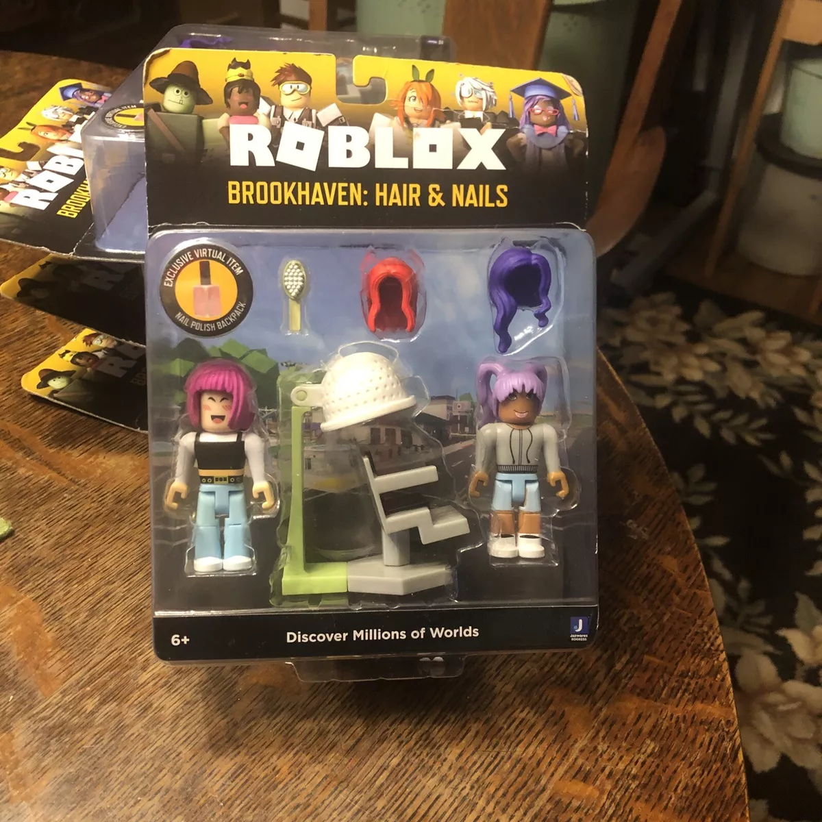 Roblox Collection Brookhaven Hair & Nails 3 Action Figures w/ Virtual Item  New