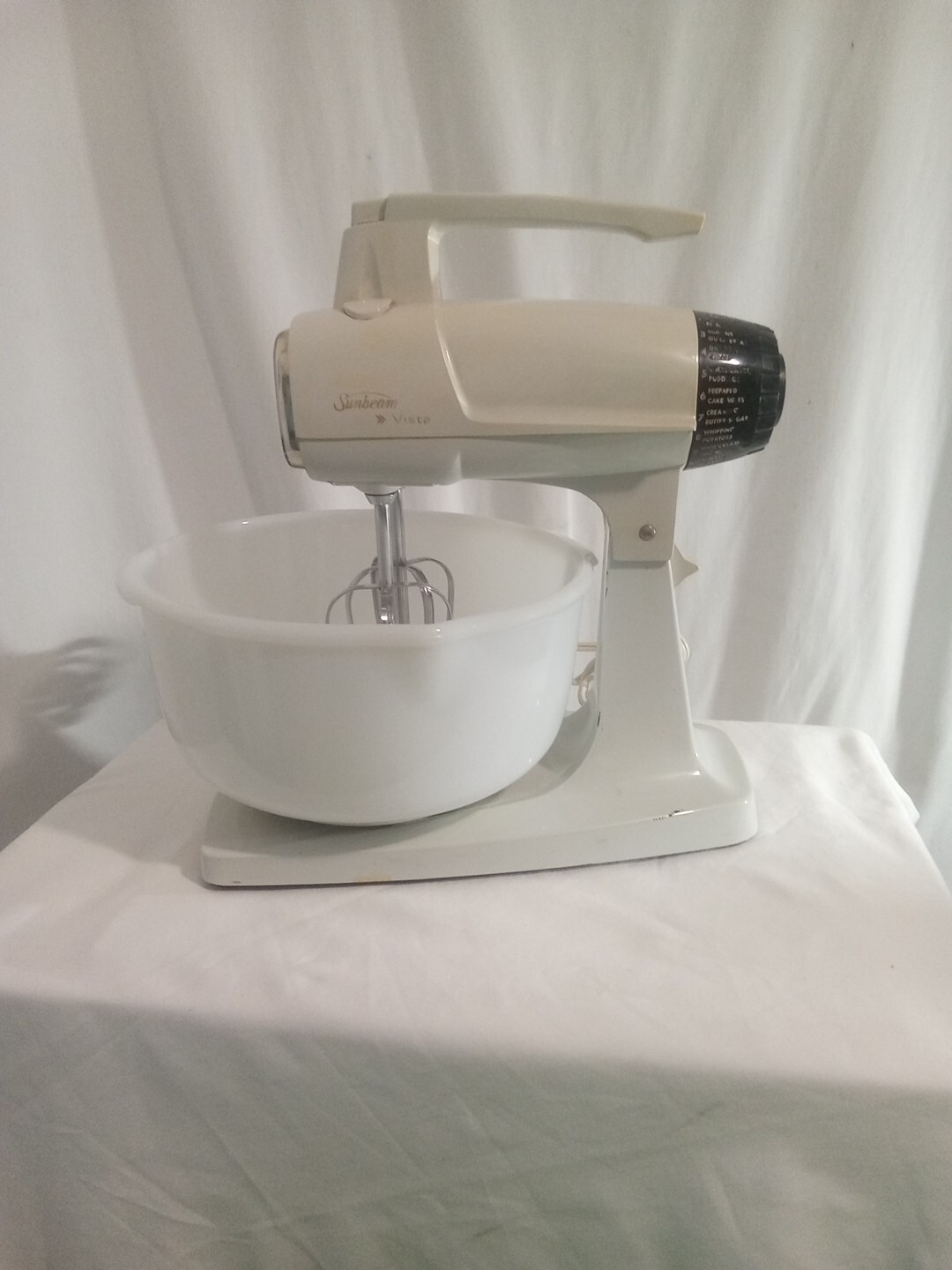 Vintage Sunbeam Vista Deluxe Mixmaster 12 Speed with Mixers And Bowl. Nice Cond.