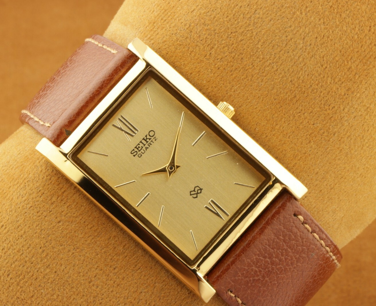 VINTAGE GOLDEN SEIKO QUARTZ SQ MENS JAPAN WORKING WRIST WATCH NEW BATTERY 25MM VINTAGE GOLDEN SEIKO QUARTZ SQ MENS JAPAN WORKING WRIST WATCH NEW BATTERY 25MM