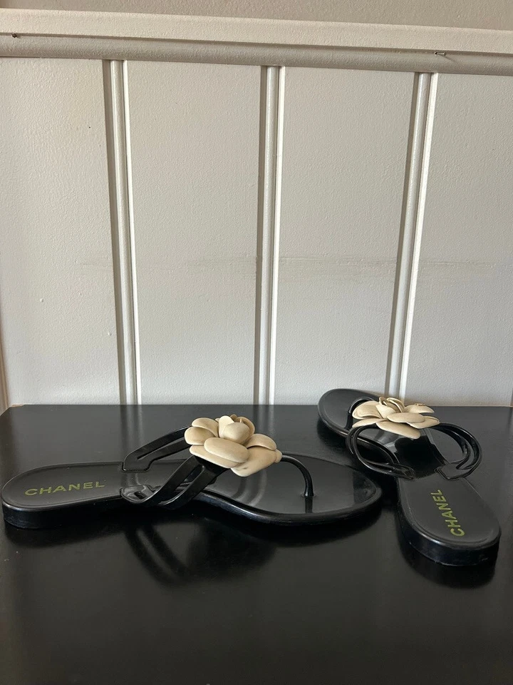 Sandalias Chanel con flores blancas y negras Foto 4 de 4