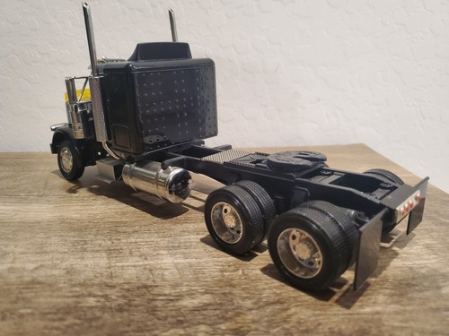 Testors Big Rigs Ultra Metal Series Peterbilt Assembled 1/28 - Picture 4 of 4