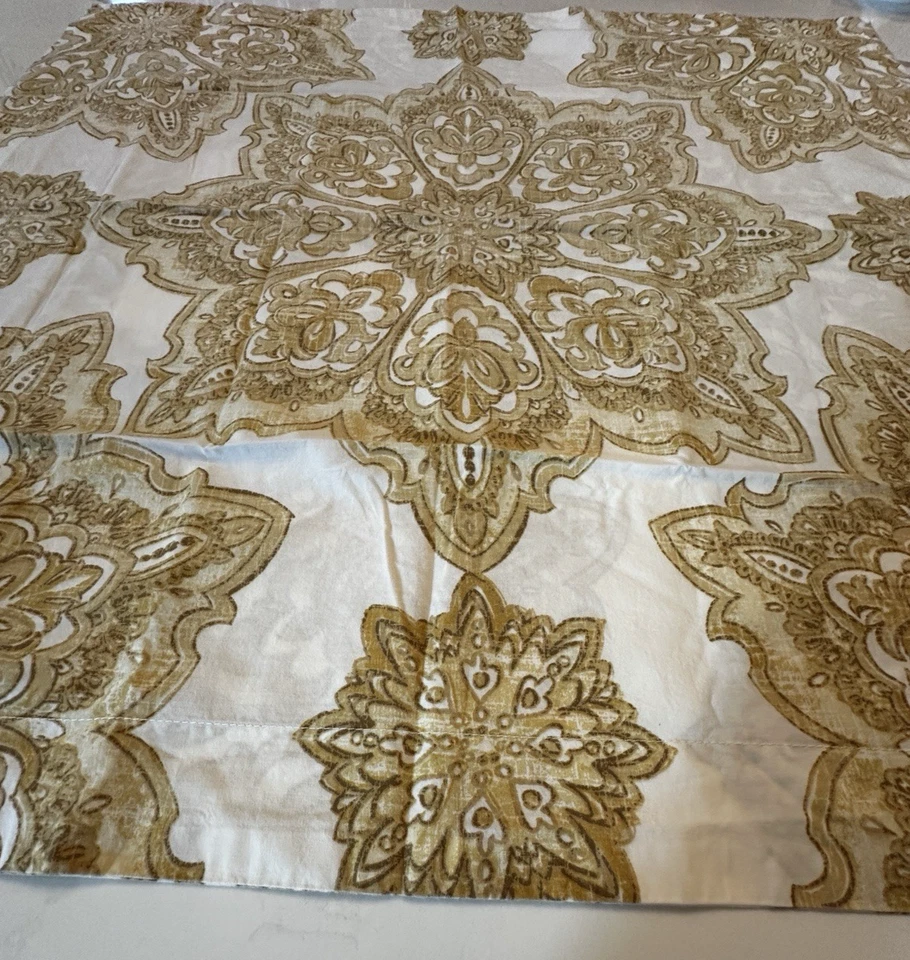 Capa de travesseiro Pottery Barn Britt medalhão algodão Euro Sham - Branco amarelo e dourado - Imagem 2 de 4