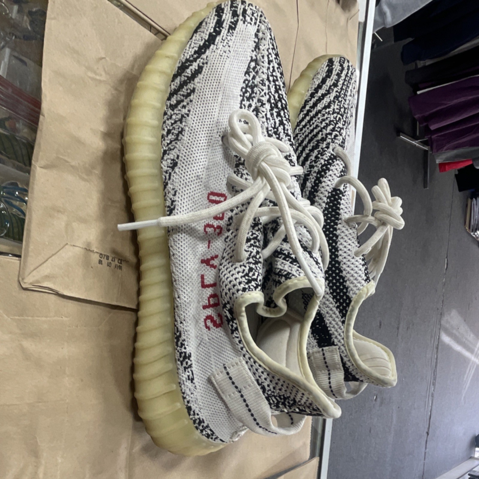 adidas Yeezy Boost 350 V2 Zebra Primeknit White/Black Men Sneaker Rubber Lace Up thumbnail 2