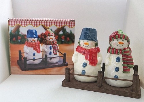 Christmas Table Decor SNOWMAN COUPLE Salt & Pepper Shakers 4" Tall New In Box - Picture 5 of 9