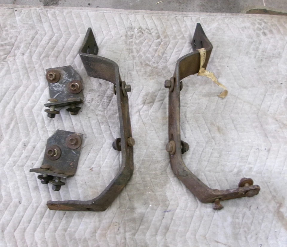 Juego de 4 soportes de parachoques delanteros Cadillac 1964 con pernos vintage OEM Foto 3 de 4