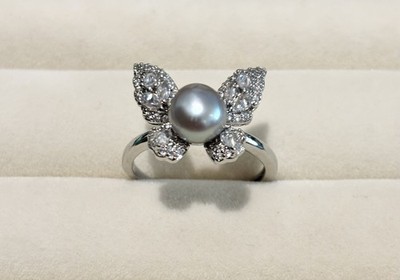 Ring mit grauen Süßwasserperlen Schmetterling | verstellbarer Ring mit Zirkonia