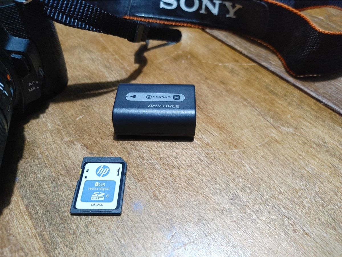 ジャンク ソニー SONY α330 DSLR-A330 壊れています Sony Alpha DSLR-A330 10.2MP Digital SLR Camera - Black (Kit w/ DT