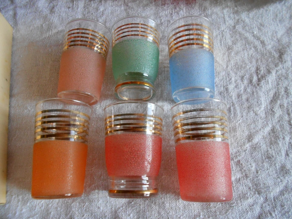 6 Verres Anciens Grantités de Couleur - Photo 2/4