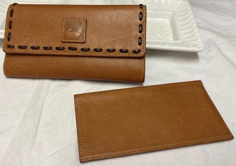 Cartera sin asas Dooney Bourke de cuero florentino marrón natural DB-01 Foto 3 de 4