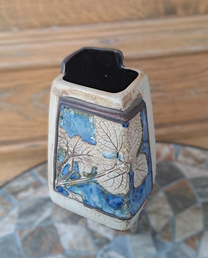 マレーシア作家　TENMOKU POTTERY 天目　フラワーベース　花器 Tenmoku Pottery Malaysia Handicraft Vase Leaf Design Blue Glaze