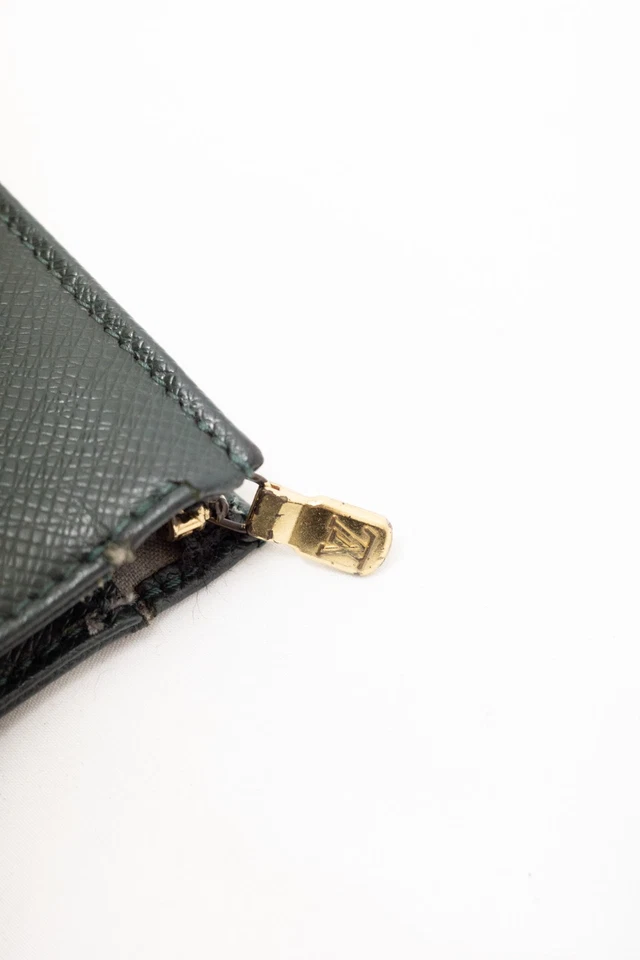 Auténtico bolso Louis Vuitton Pochette Taiga MM cuero verde Foto 4 de 4