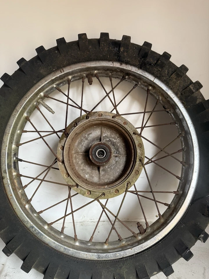 1971 - 1976 铃木 TS250 后轮圈和轮胎 — 第 2/4 张图片