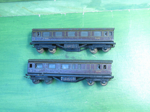 2 x Trix Vorkrieg weinrot Weißblech Reisebusse First 7495 / Third 5542 zum Restaurieren | Condition: Used