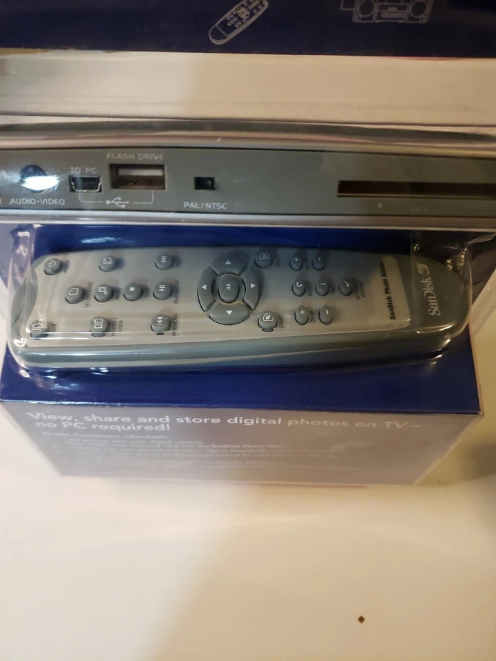 SANDISK Shoot & Store Digital Photo Album/Card Reader SDV2-A (View Photos on TV) - Image 3 of 3