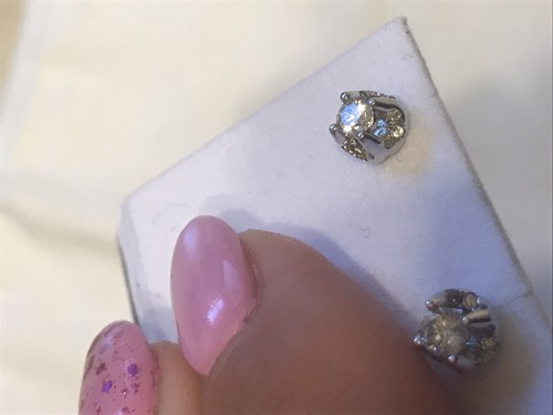 14K White Gold Diamond Stud Earrings/ New - Picture 10 of 11