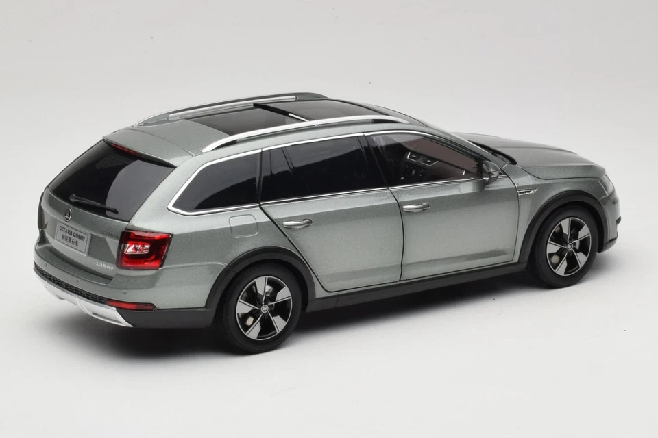 ZMR000005GRU Skoda Octavia Combi Green Paudi Model 1:18 - Imagen 3 de 4