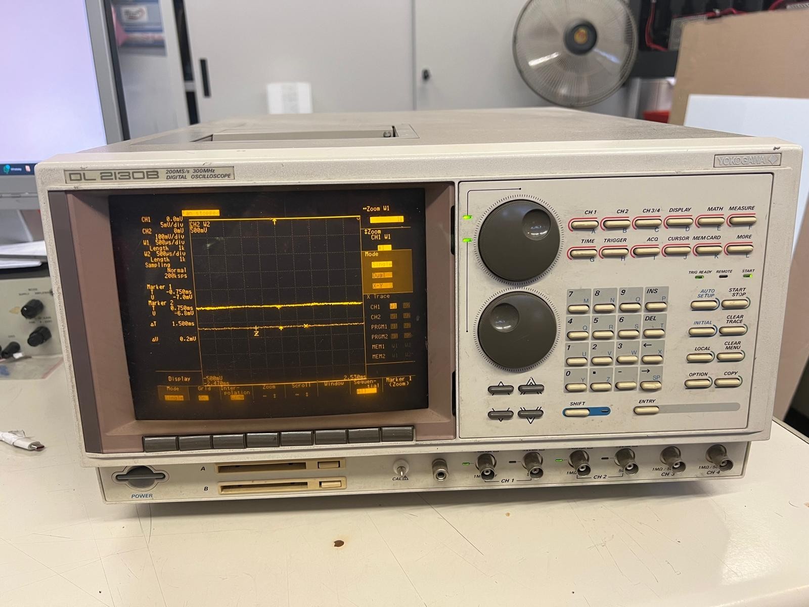 YOKOGAWADL2130B-200MS/sDigitalOscilloscope-300MHz