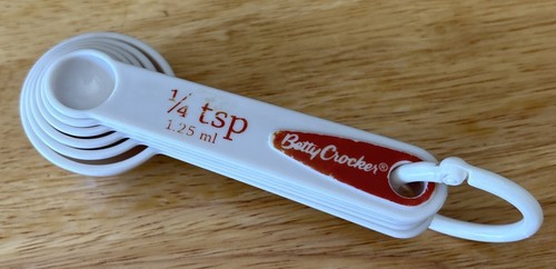 Vintage Betty Crocker Measuring Spoons Set of 6 White With Red Accent - Picture 2 of 4