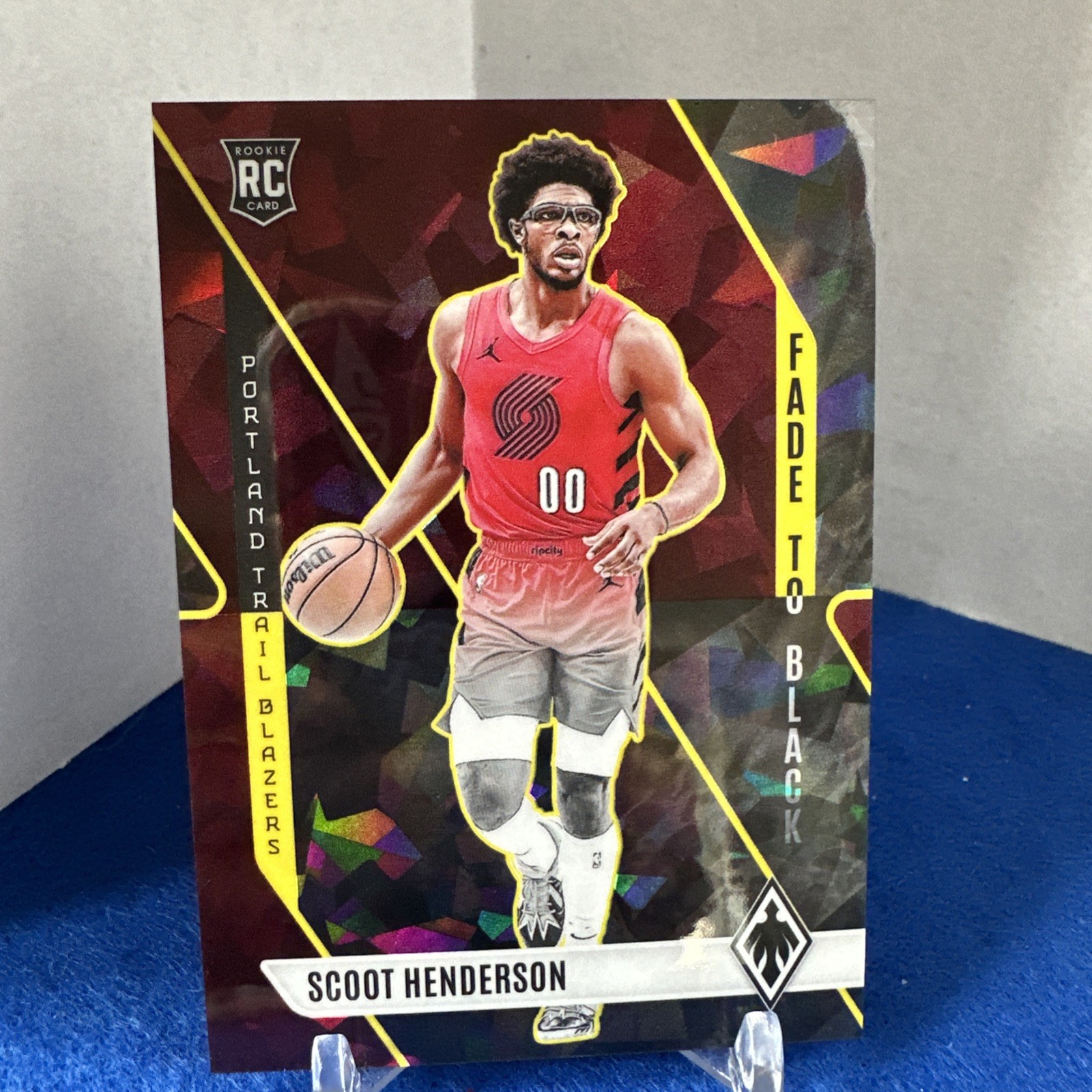 2023-24 Panini Phoenix #6 Scoot Henderson Fade To Black Phoenix Maroon Ice #/275