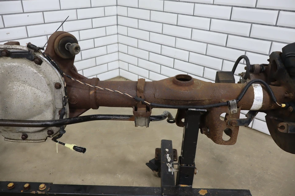1997 Lincoln Town Car Rear Axle 3.08 Assembly OEM - Image 4 of 4