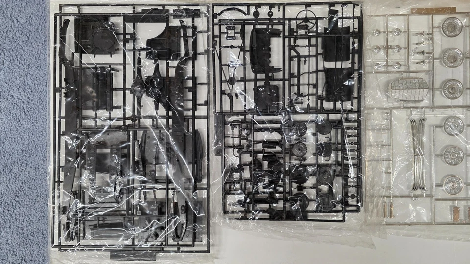 ACADEMY MINICRAFT 1933 CADILLAC V-16 TOWN CAR 1/16 SR - Image 3 of 4