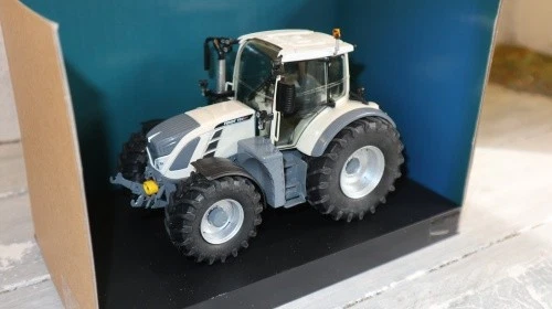 Schuco in 1:32, Fendt 724 Vario cremeweis, Sondermodell Fendt X99-Nr. , NEU in O - Bild 1 von 1