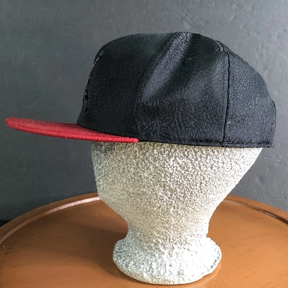 Gorra Air Jordan Jumpman Juvenil Snapback Metal Logo Gorra Negro/Rojo Texturizado Baloncesto Foto 3 de 4