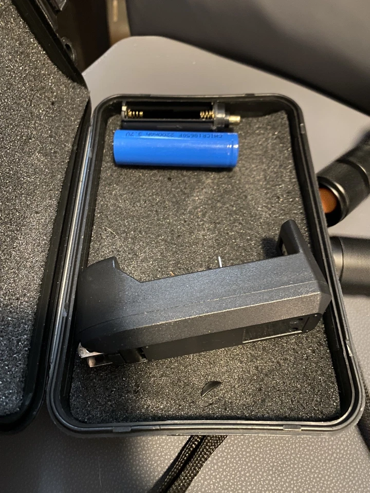 Shadowhawk Tactical Striking Telescopic Flashlight X800 &Case & Batteries 2 Pack - Image 4 of 4