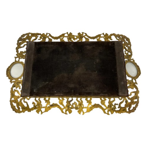 De colección. Bandeja de tocador Hollywood Regency de 20" de latón dorado putti espejado con asas - Imagen 4 de 4