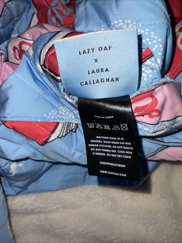 NUEVO CON ETIQUETAS Lazy Oaf X Laura Callaghan Never Alone Acolchado Bata Chaqueta Pequeño Amante de los Libros - Imagen 8 de 9