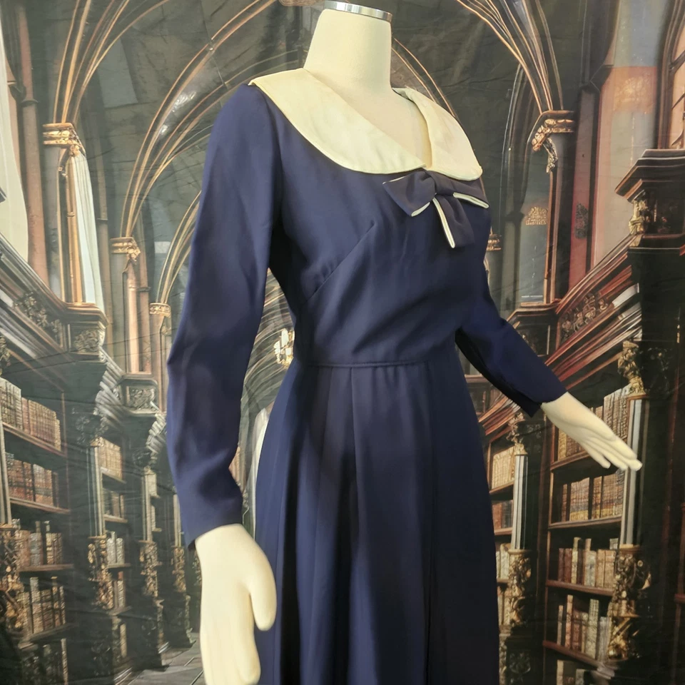 Vestido vintage década de 1960 azul escuro colarinho branco arco retrô - Imagem 4 de 4