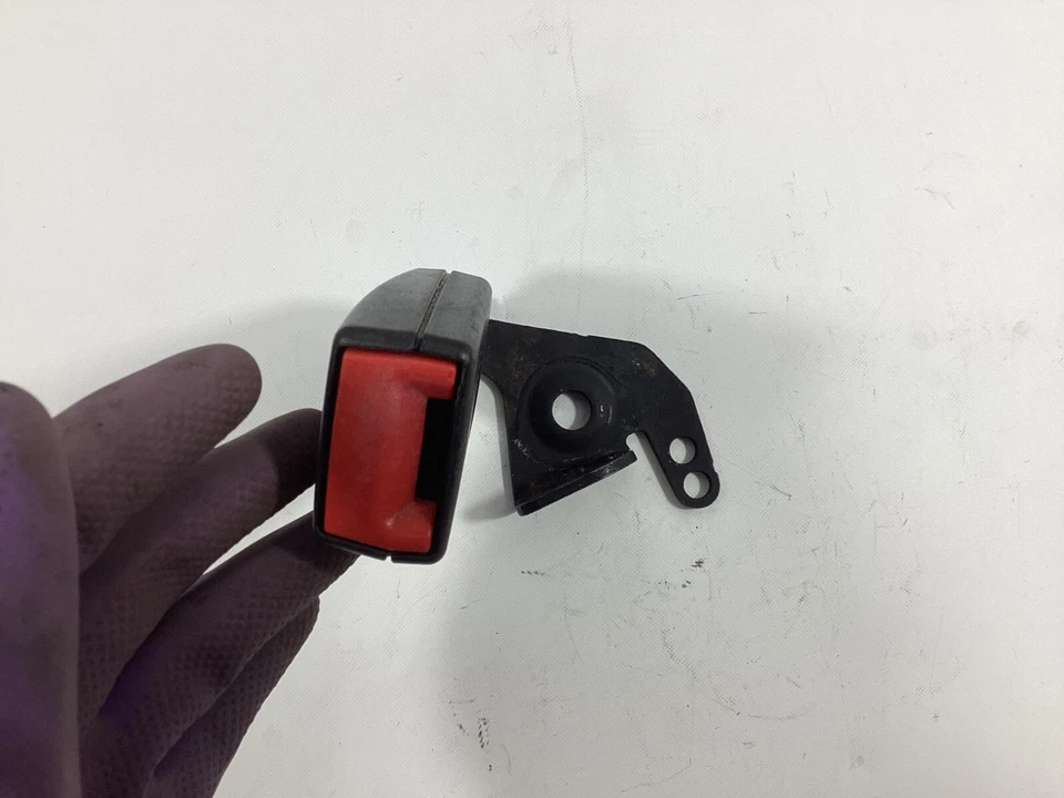 Hebilla de cinturón de seguridad trasero izquierdo Mercedes-Benz C300 2010-2012 A2048602769 OEM. Foto 3 de 4