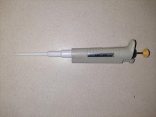 One Oxford BenchMate pipette, 40-200 microliter range, working well
