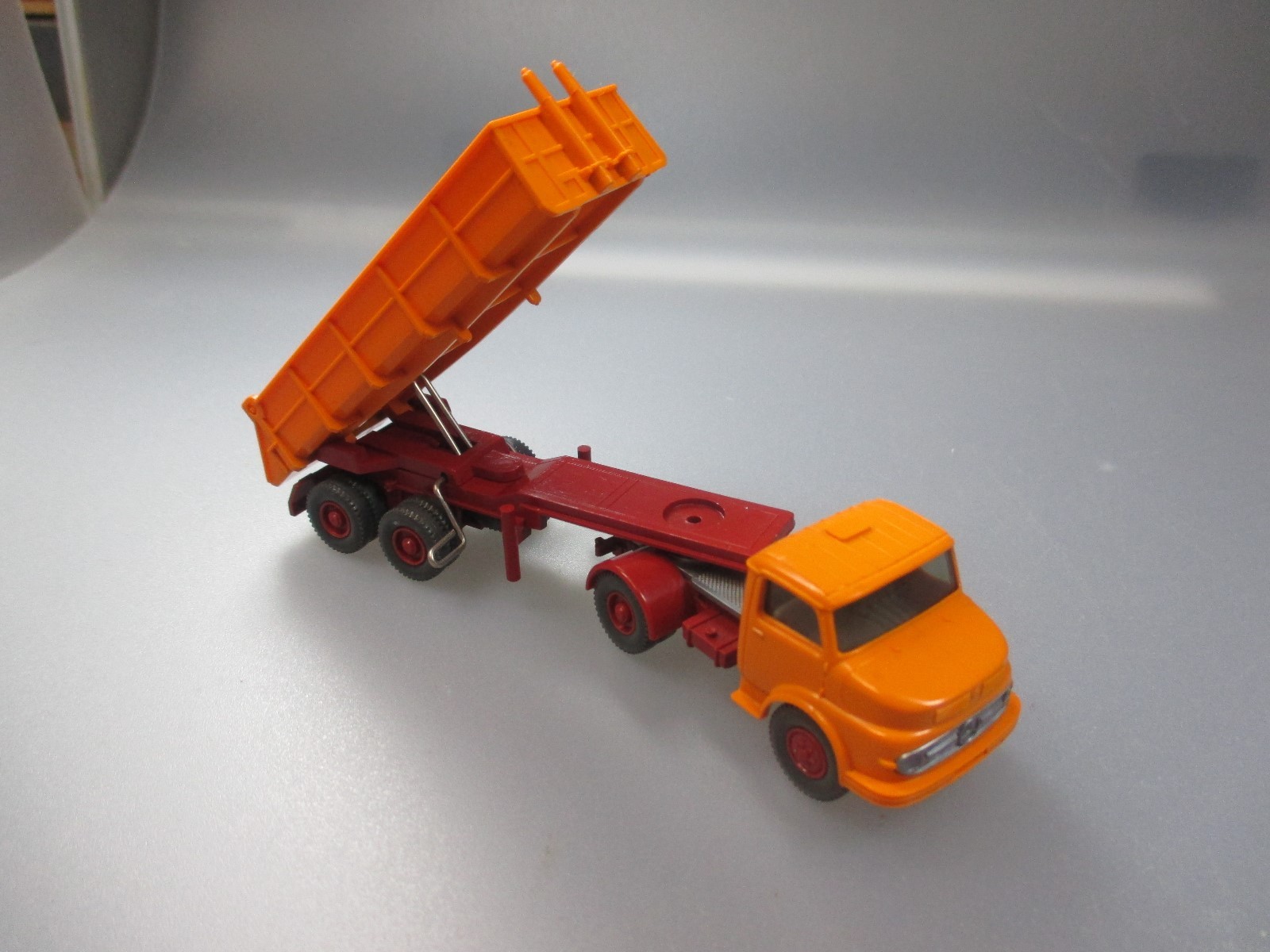 Wiking Mercedes Benz Hinterkipper LKW hellorangeyellow weinred, 1114 1A (SSK68) Wiking Mercedes Benz Hinterkipper LKW hellorangeyellow weinred, 1114 1A (SSK68)