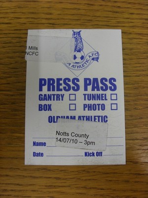 14.08.2010 Ticket: Oldham Athletic gegen Notts County [Presseausweis]. Bobfrankandelvis
