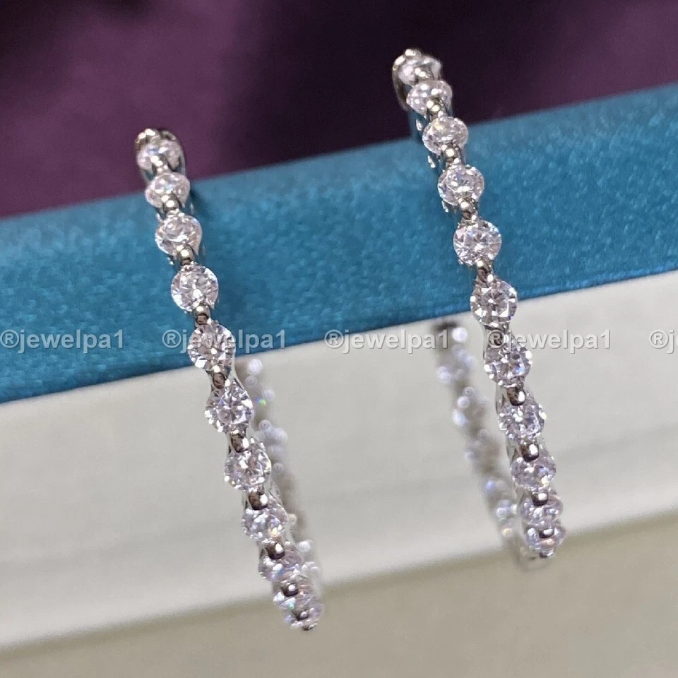 Pendientes de aro de moissanita de oro blanco sólido de 14 quilates de 3 quilates corte redondo de adentro hacia afuera para ella Foto 3 de 4