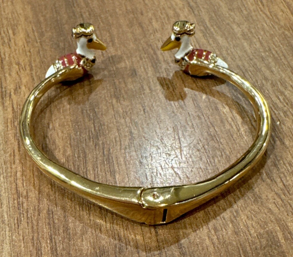 Brazalete Brazalete Kate Spade Nueva York Tono Dorado Taking Flight Pelícano Bisagra Abierta Foto 4 de 4