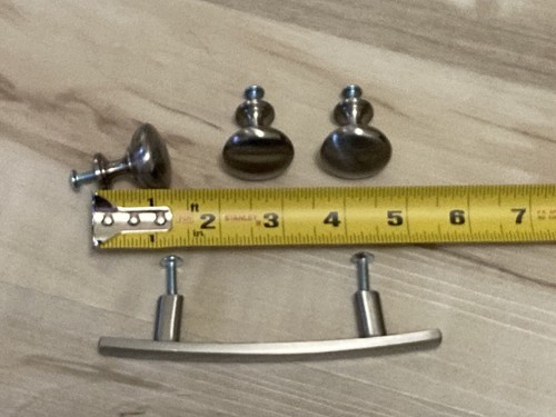 Lot of 4 -Brushed Nickel (Silver) Cabinet Knobs & Drawer Pull, Replacement Knobs - Picture 7 of 12