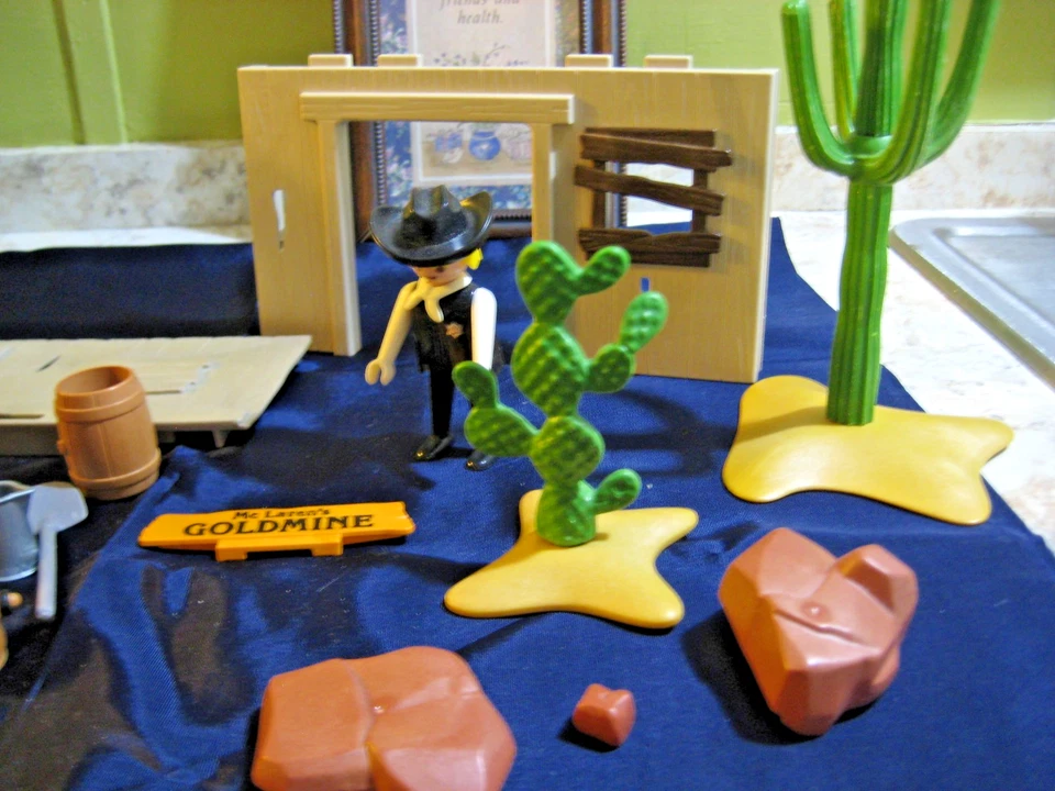 VINTAGE PLAYMOBIL 3802  MC LARENS GOLD MINE WESTERN MIC. REPLACEMENT PIECES LOT - Image 3 of 4